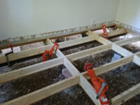 Höjning av fuktskadat hus