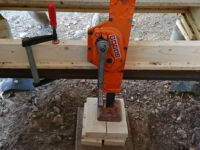 Höjning av fuktskadat hus