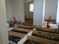 Höjning av fuktskadat hus