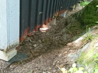 Höjning av fuktskadat hus