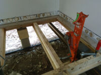 Höjning av fuktskadat hus