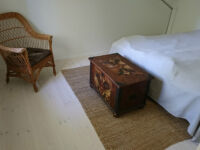 Höjning och renovering av fuktskadat hus, nya golv och ett litet kök