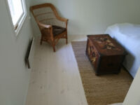 Höjning och renovering av fuktskadat hus, nya golv och ett litet kök