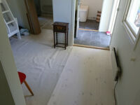 Höjning och renovering av fuktskadat hus, nya golv och ett litet kök