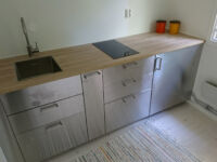 Höjning och renovering av fuktskadat hus, nya golv och ett litet kök