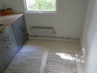 Höjning och renovering av fuktskadat hus, nya golv och ett litet kök