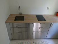 Höjning och renovering av fuktskadat hus, nya golv och ett litet kök