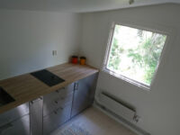 Höjning och renovering av fuktskadat hus, nya golv och ett litet kök