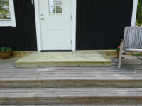 Höjning och renovering av fuktskadat hus, nya golv och ett litet kök