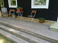 Höjning och renovering av fuktskadat hus, nya golv och ett litet kök