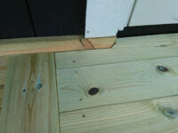 Höjning och renovering av fuktskadat hus, nya golv och ett litet kök