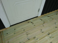 Höjning och renovering av fuktskadat hus, nya golv och ett litet kök