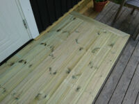 Höjning och renovering av fuktskadat hus, nya golv och ett litet kök